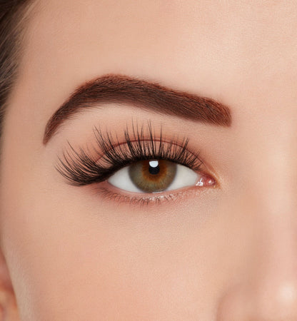 A model wearing Ardell's 3D Faux Mink 864 on an open right eye